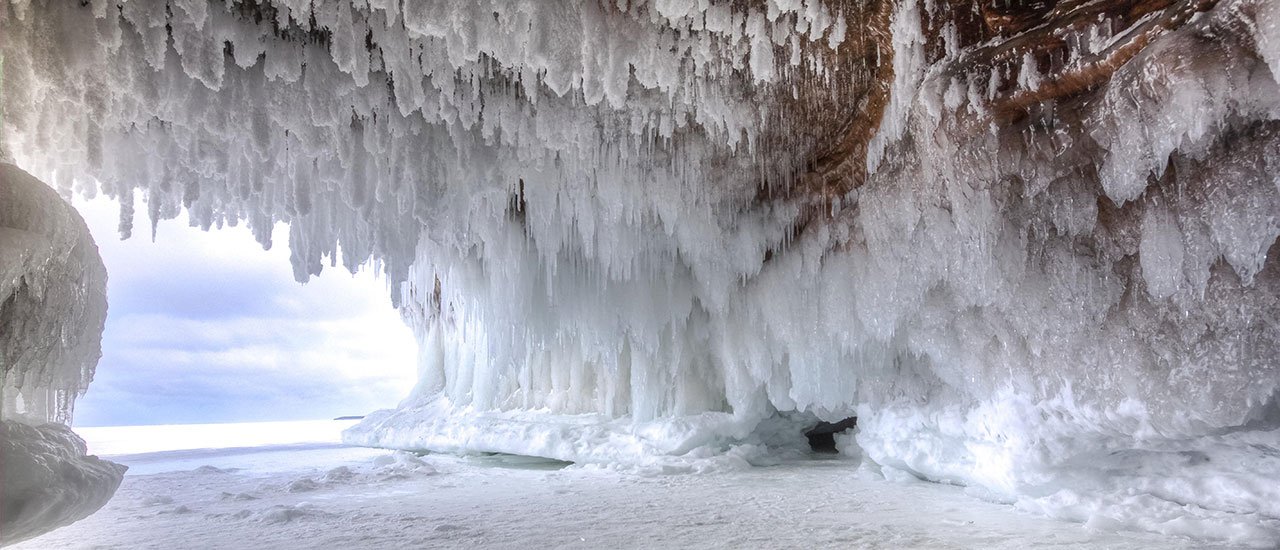 غار یخی موجود در جزیره Apostle