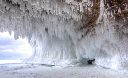غار یخی موجود در جزیره Apostle