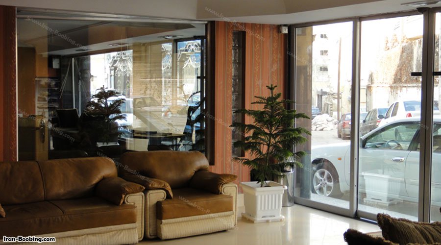 ورودی هتل آپارتمان هزار و یک شب مشهد