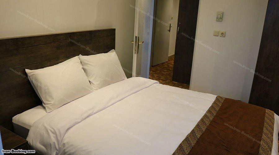 تخت اتاق هتل ابریشمی لاهیجان