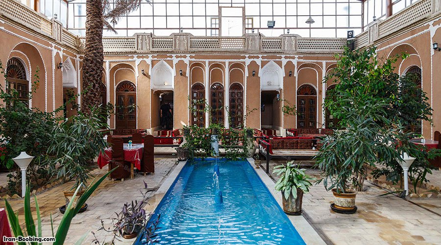 محوطه هتل ادیب ممالک یزد