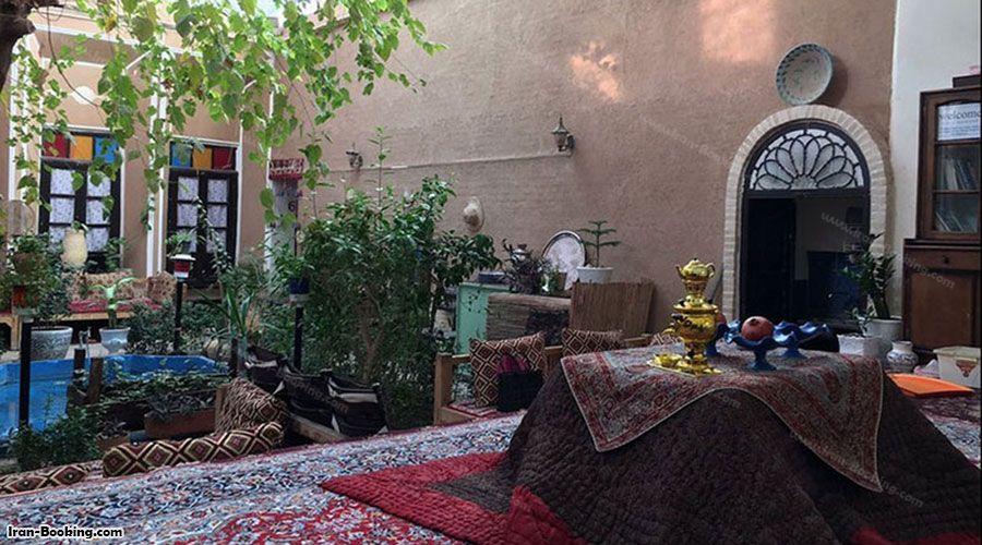 محوطه اقامتگاه بوم گردی خانه خشتی یزد