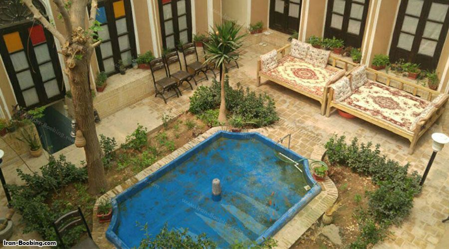 حیاط اقامتگاه بوم گردی خانه خشتی یزد