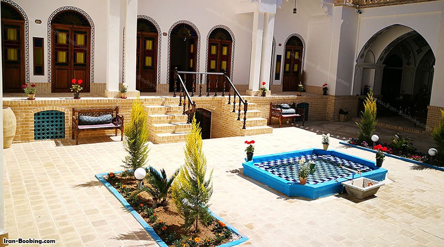 حیاط و محوطه هتل سنتی آمیرزا کاشان