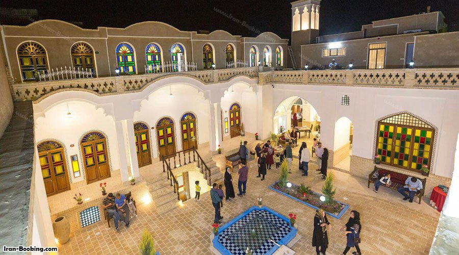 حیاط هتل سنتی آمیرزا کاشان