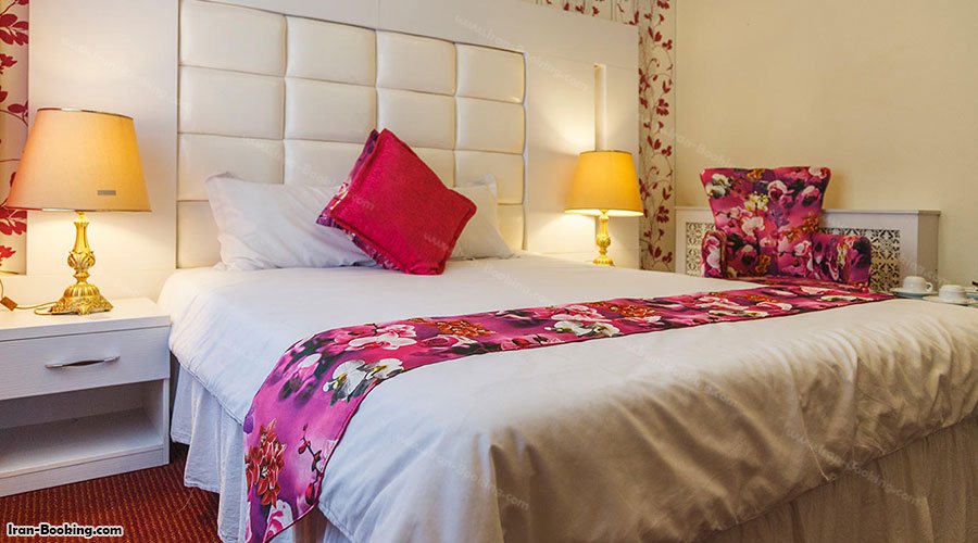 تخت اتاق هتل بلوط تهران