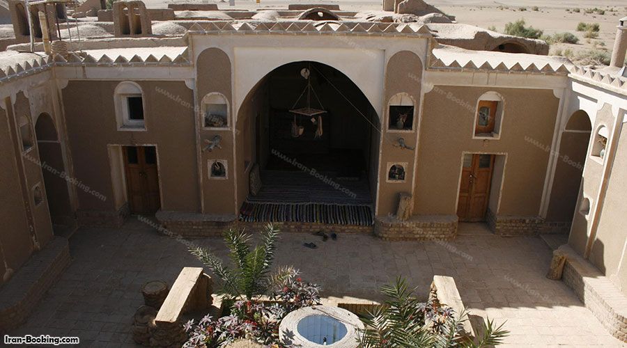 محوطه اقامتگاه بومگردی بارانداز