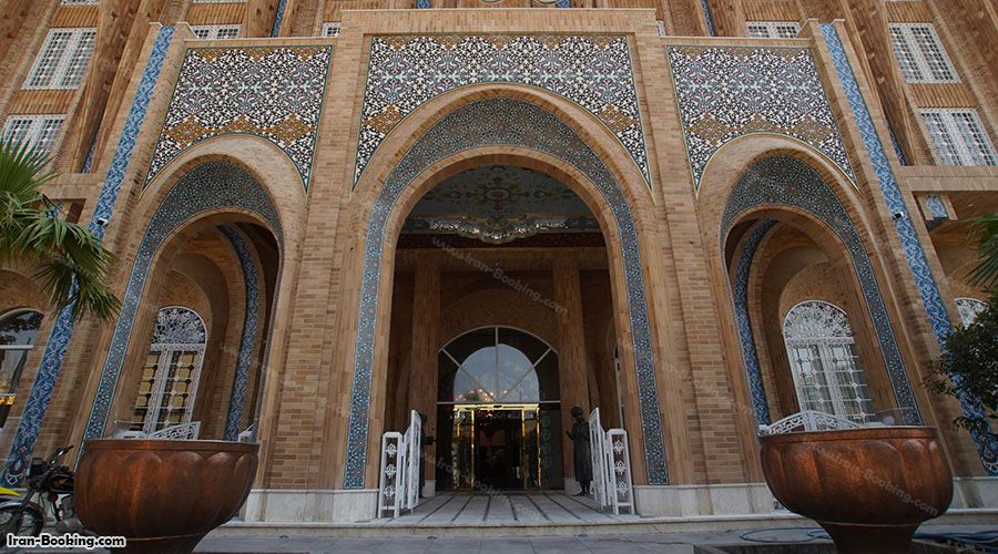 ورودی هتل مجلل چهارباغ اصفهان