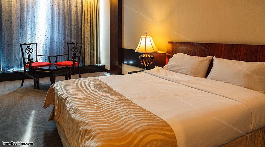 تخت اتاق هتل چمران شیراز