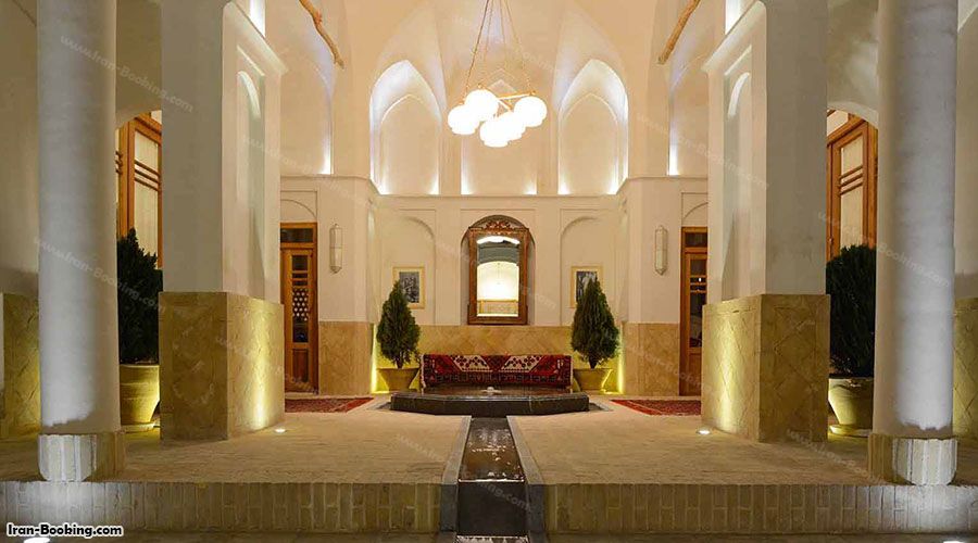 ورودی اقامتگاه سرای درب باغ کاشان