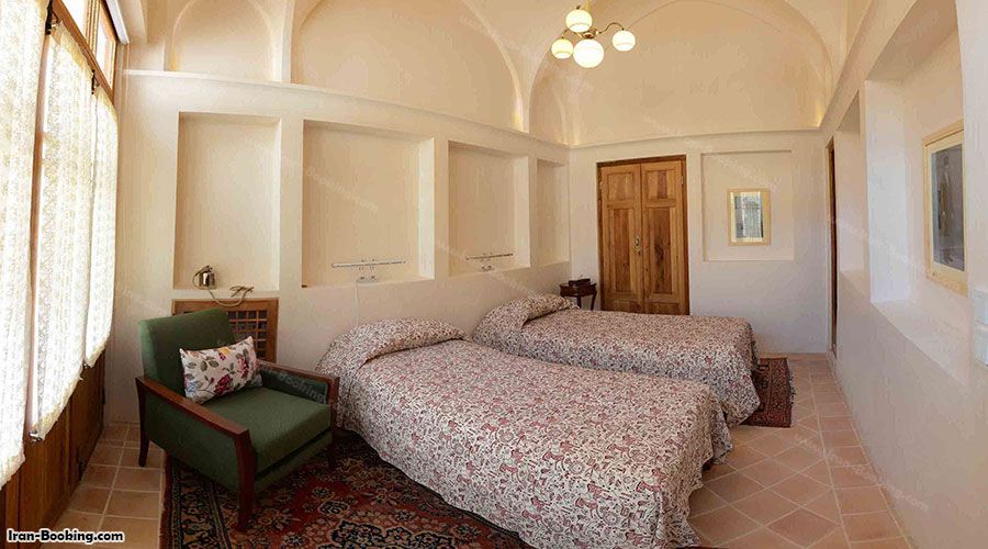 اتاق دوتخته اقامتگاه سرای درب باغ کاشان