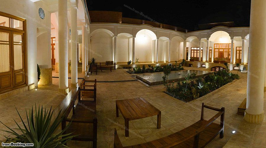 محوطه اقامتگاه سنتی سرای درب باغ کاشان در شب