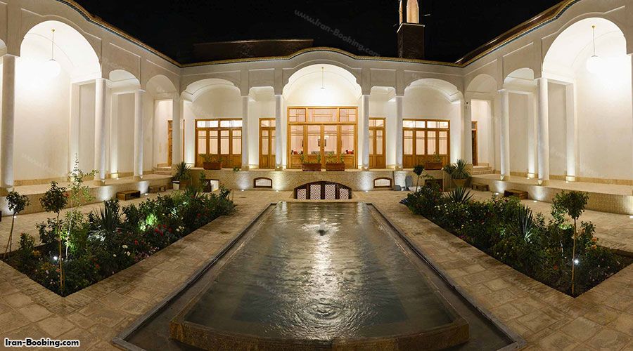 حیاط اقامتگاه سرای درب باغ کاشان در شب