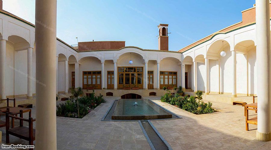 محوطه اقامتگاه سنتی سرای درب باغ کاشان