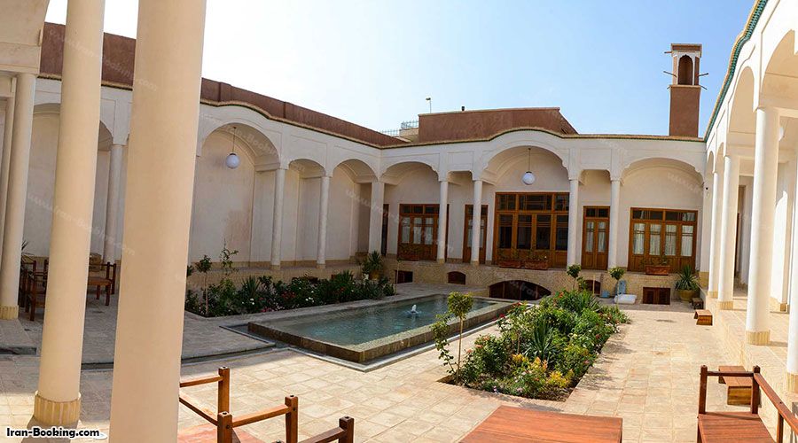 حیاط اقامتگاه سرای درب باغ کاشان