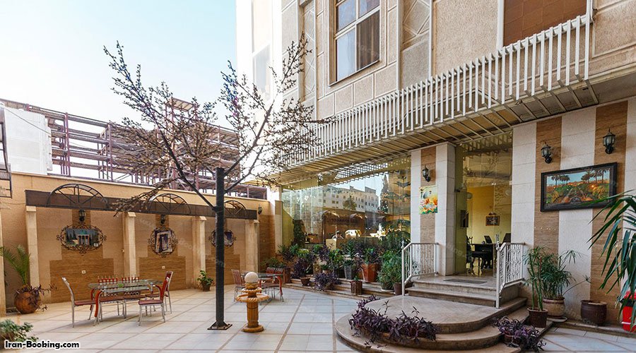 محوطه هتل ارم شیراز