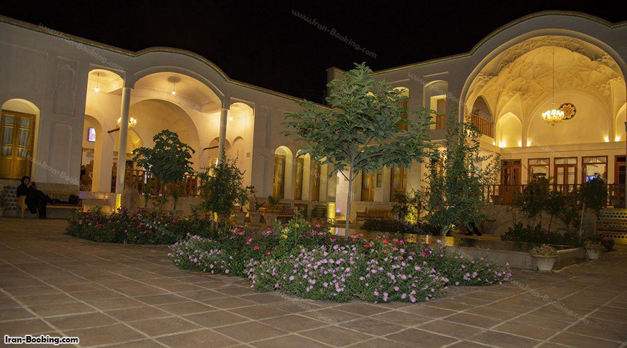 اقامتگاه سنتی فلاحتی کاشان در شب