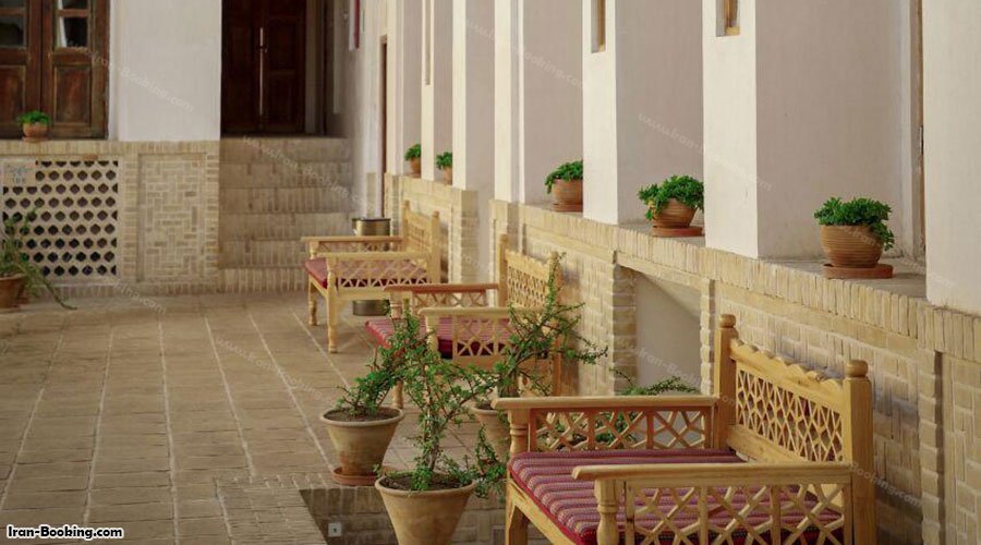 حیاط هتل سنتی فلاحتی کاشان