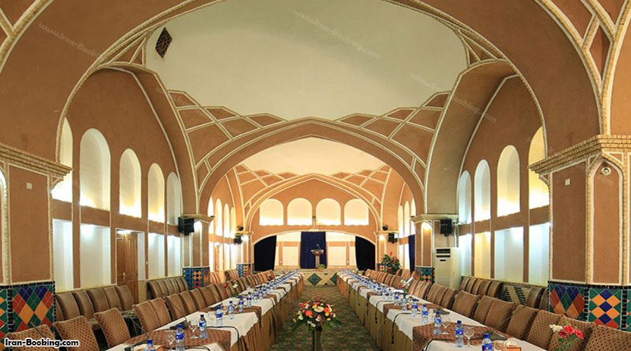 اتاق کنفرانس هتل باغ مشیر یزد