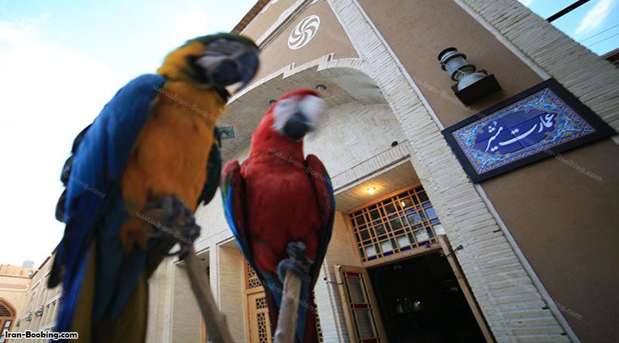 ورودی هتل باغ مشیر الممالک یزد