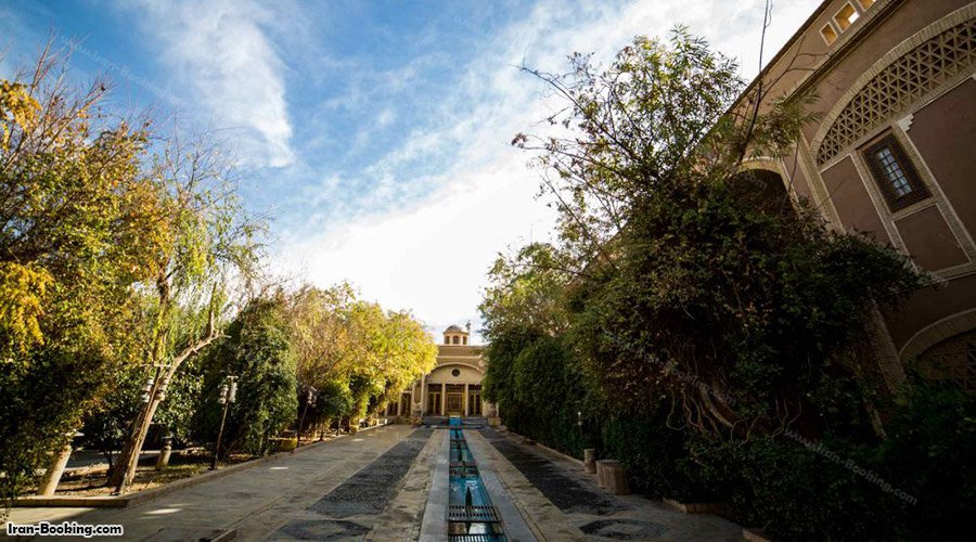 محوطه هتل باغ مشیر یزد