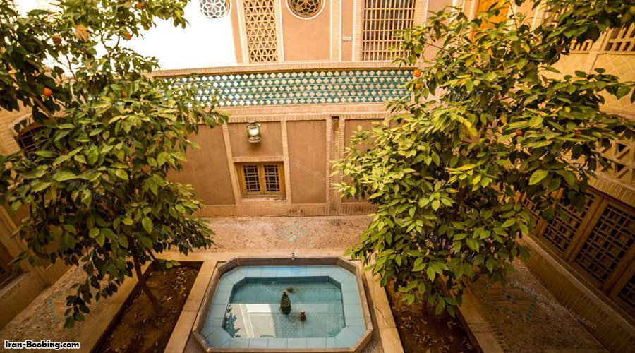 حیاط و محوطه هتل باغ مشیر