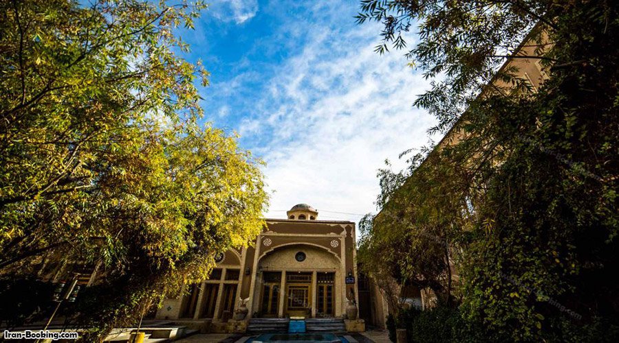 حیاط هتل باغ مشیر الممالک یزد