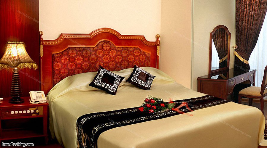 تخت اتاق هتل قصر الضیافه مشهد