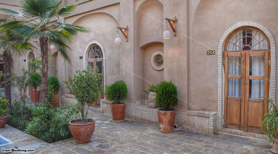 محوطه هتل سنتی هومان یزد