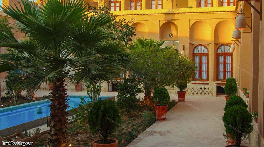 حیاط هتل هومان یزد