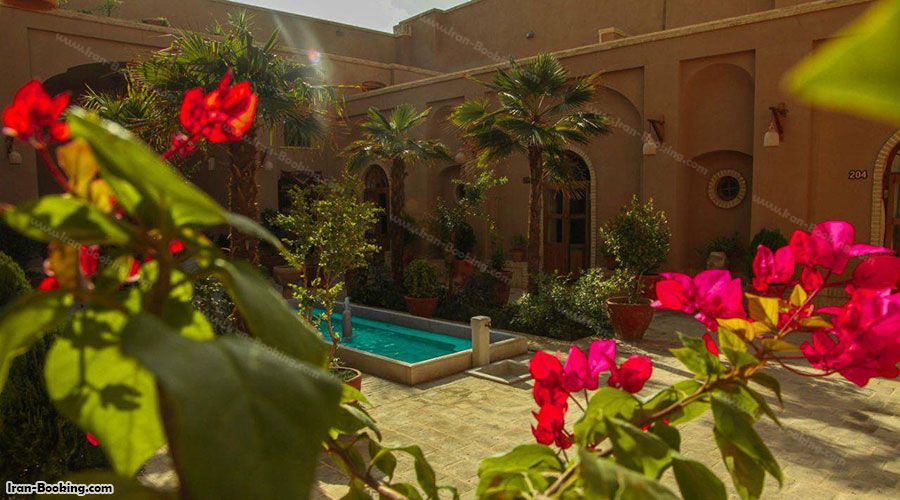 محوطه هتل هومان یزد