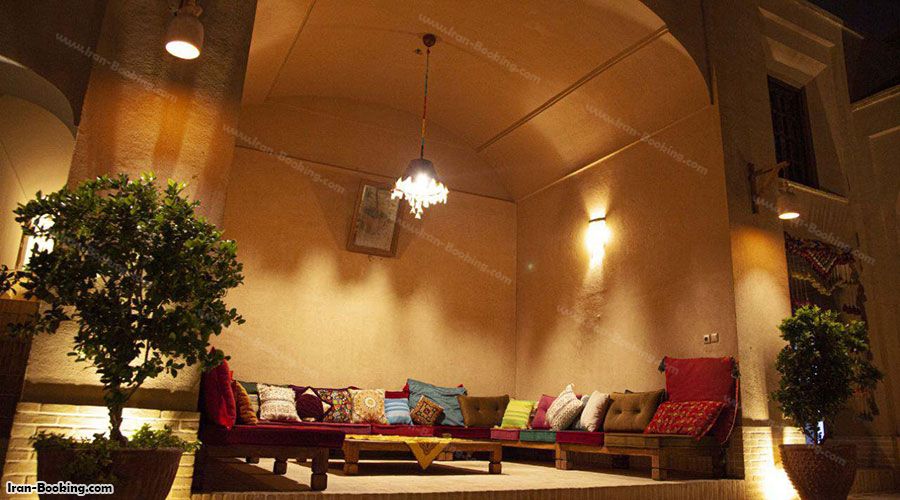 محوطه هتل هومان یزد در شب