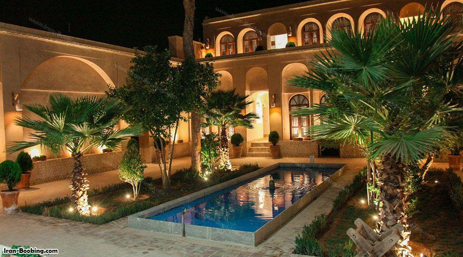 محوطه هتل سنتی هومان یزد در شب