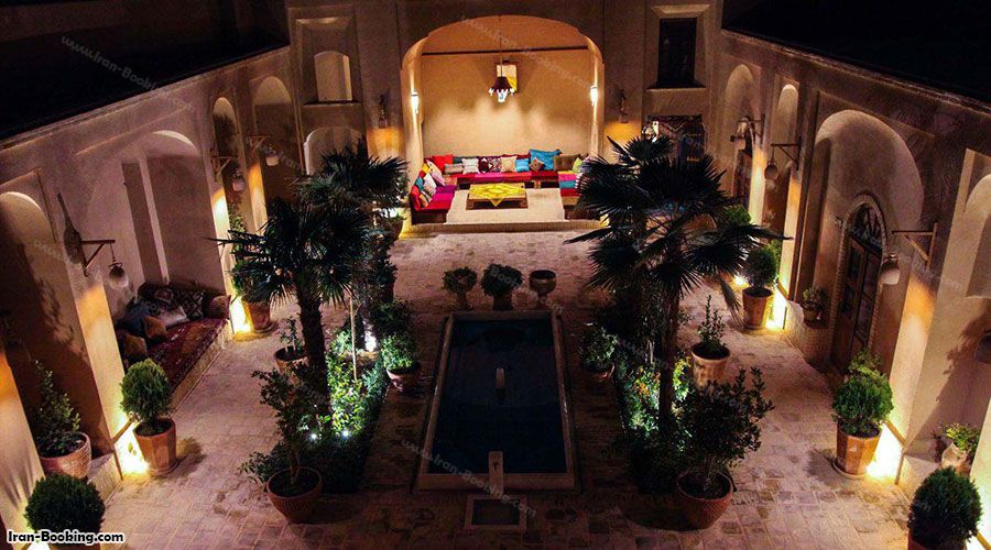 حیاط هتل هومان یزد در شب