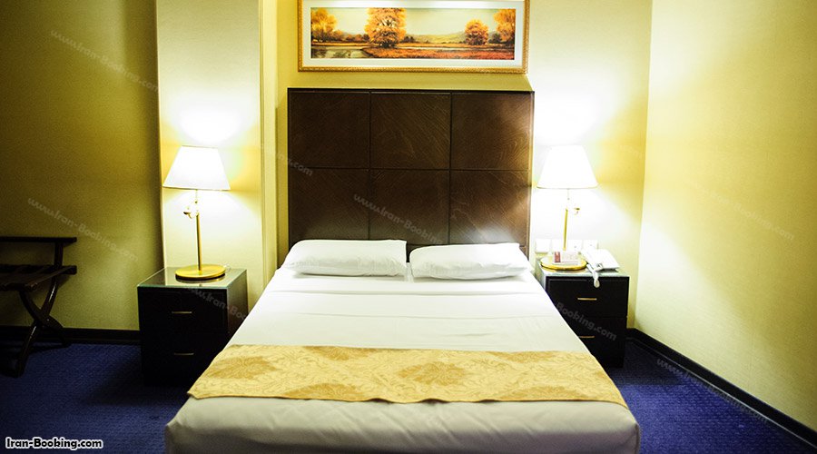 تخت اتاق هتل جواد مشهد