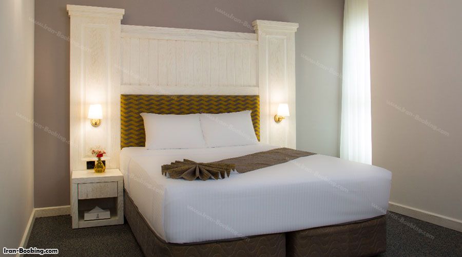 تخت اتاق هتل جوار الملک مشهد
