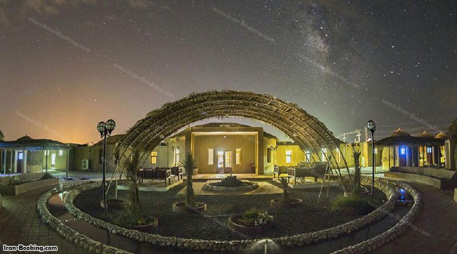 محوطه هتل قلعه گنج کرمان در شب