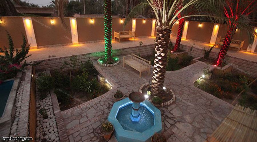 محوطه اقامتگاه بومگردی کاشکیلو شهداد کرمان در شب