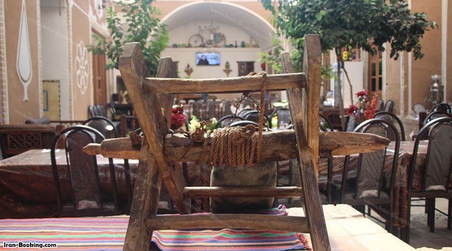 حیاط بومگردی خشت آباد یزد