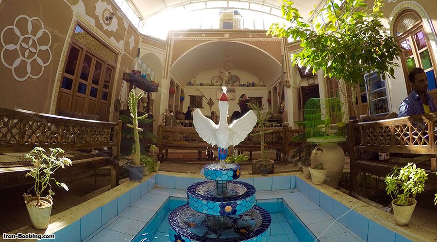 حوض و حیاط بومگردی خشت آباد یزد