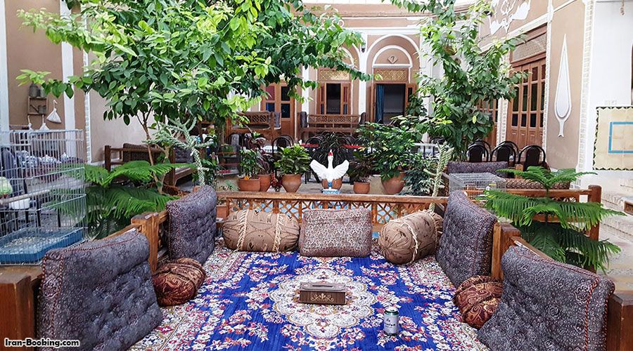 محوطه حیاط اقامتگاه بومگردی خشت آباد یزد