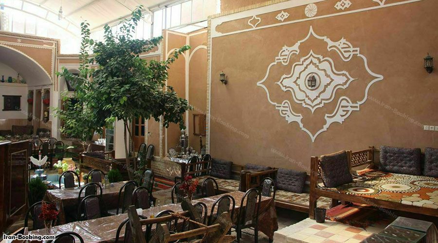 رستوران اقامتگاه بومگردی سنتی خشت آباد یزد