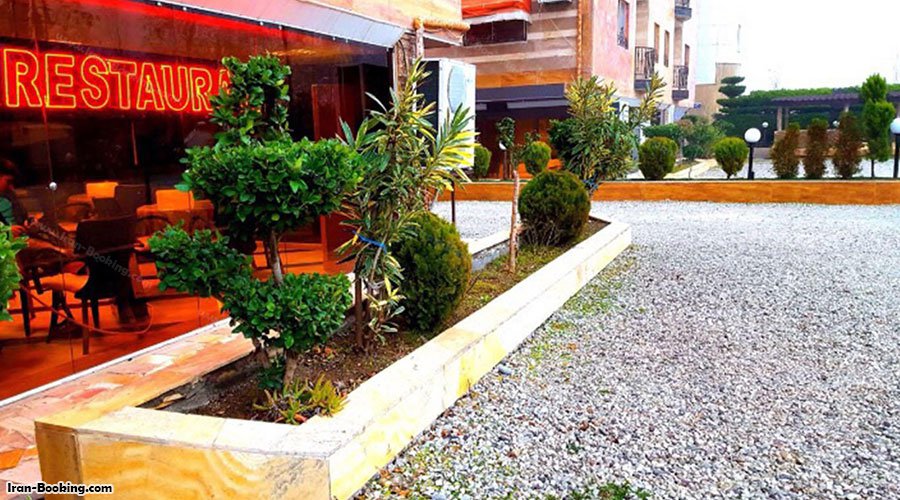 حیاط هتل آپارتمان کوشال چالوس