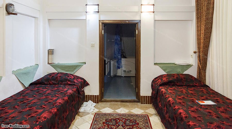 اتاق توئین هتل لب خندق یزد