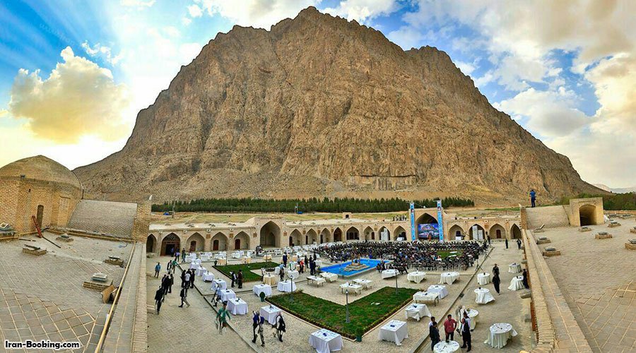 حیاط هتل لاله بیستون کرمانشاه