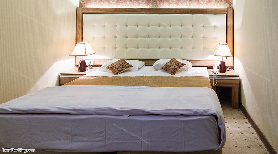 تخت اتاق هتل لطفعلی خان شیراز