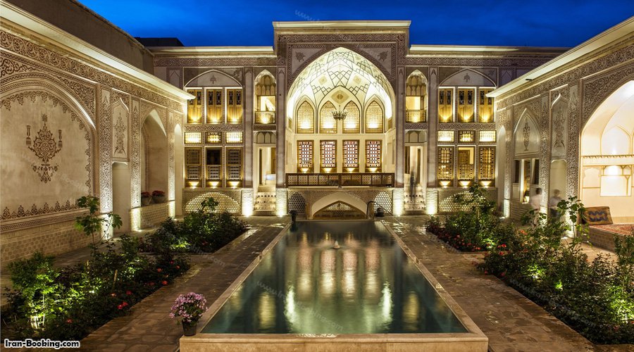 هتل مهینستان راهب کاشان در شب