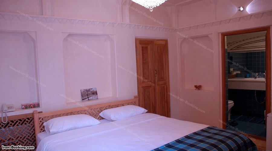 اتاق دوتخته هتل مهینستان راهب کاشان