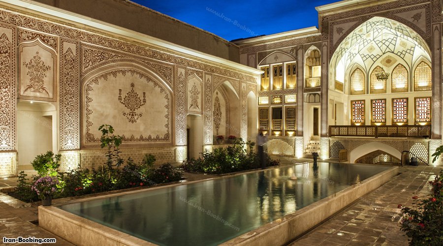 محوطه هتل مهینستان راهب کاشان