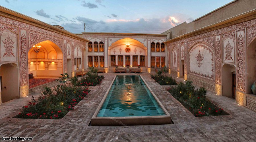 حیاط هتل مهینستان راهب کاشان